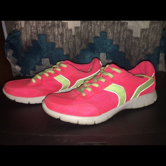 Women’s Tennis Shoes - Picture 1 of 4